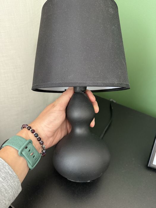 Dwie czarne lampki nocne