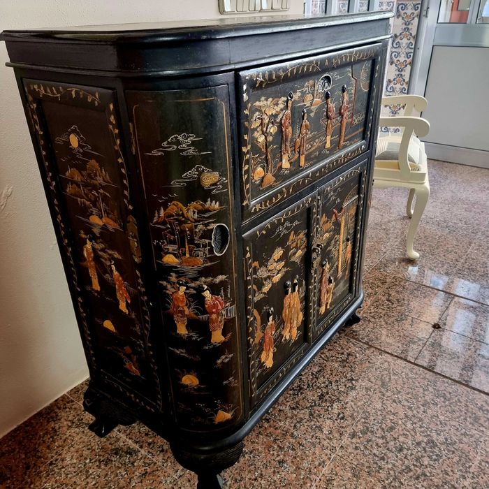 Movél Bar chinês, Lacado em Preto com embutidos de madrepérola !