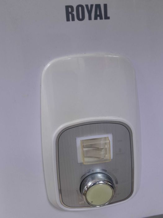 Водонагрівач електричний ELEKTROLUX EWH 50 Royal, вживане.