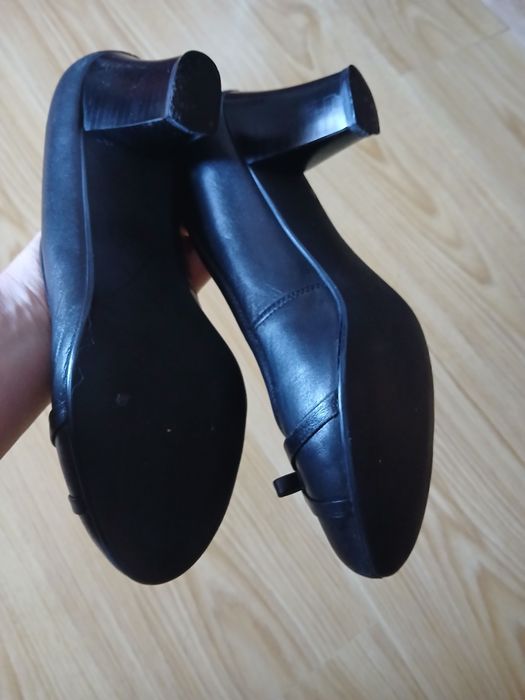 Подарую шкіряні туфлі. Розмір 39.