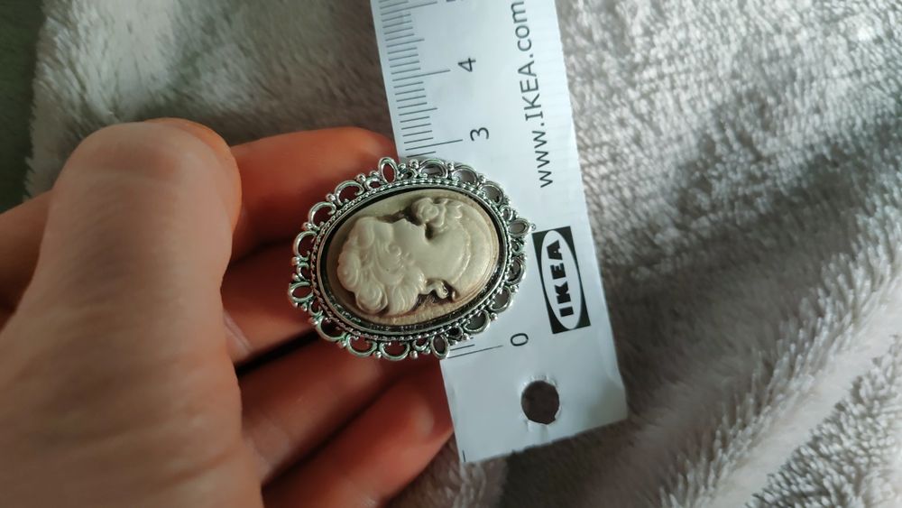 Broszka retro vintage staromodna kamea z kobieta kobieca kameowa