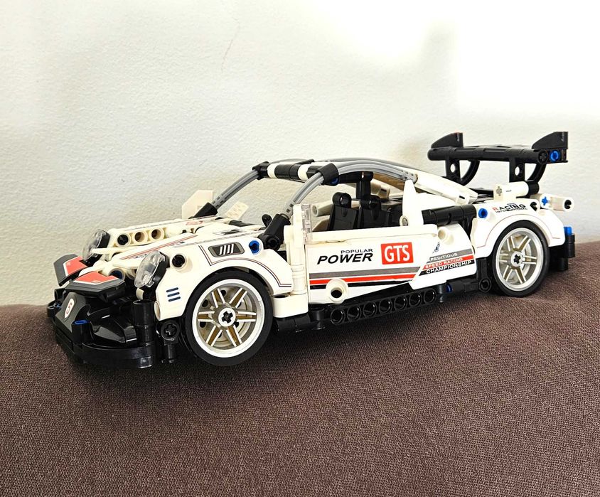 Carro de corrida com bloco de construção GTS rsr Techology