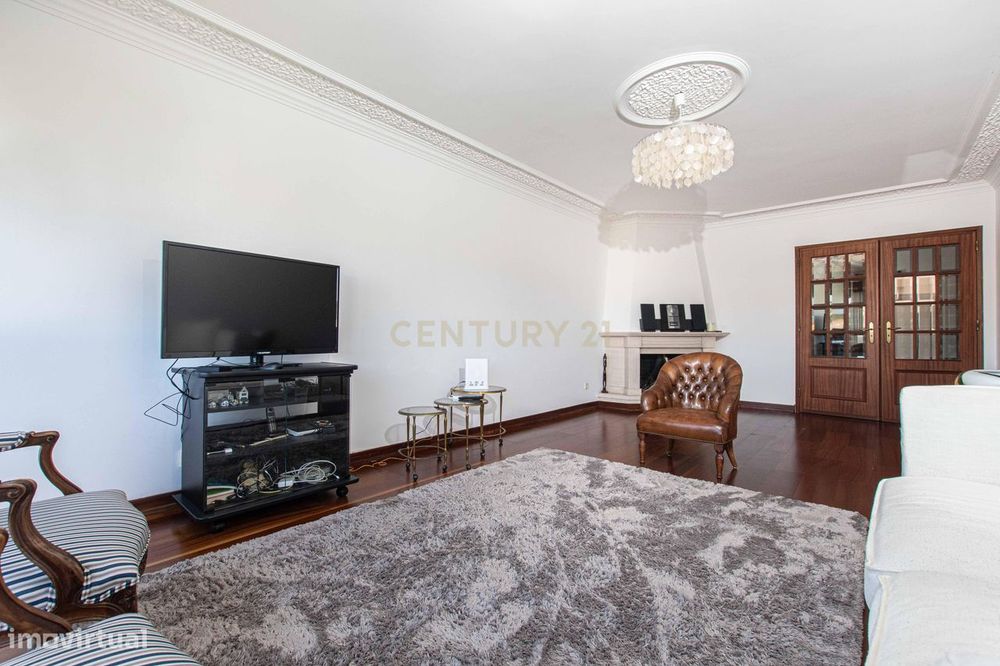 T4 Duplex com Vista Desafogada e Garagem | Linda-a-Velha