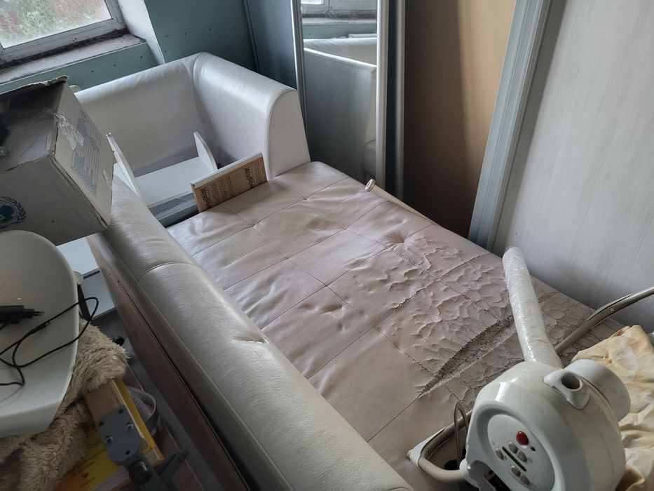 Диван кутовий білий з міцної штучної шкіри