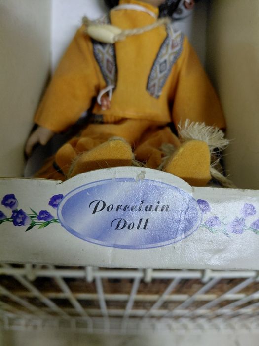 Boneca antiga de porcelana no estado real que se encontra nas fotos