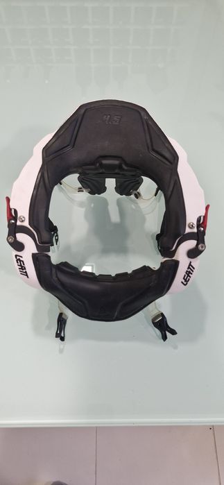Proteção cervical (neck brace) Leatt 4.5