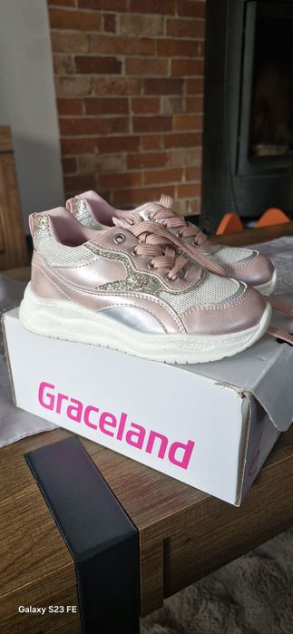 Buty dziecięce w rozmiarze 24