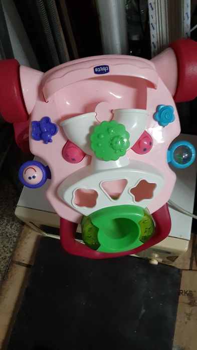 Brinquedo para ajudar as crianças a dar os primeiros  passos