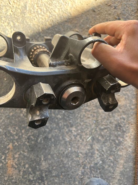 Траверса верхня та нижня на Kawasaki z750 07-11 року