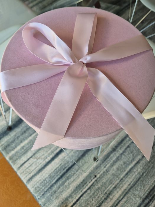 Caixa redonda de ofertade veludo