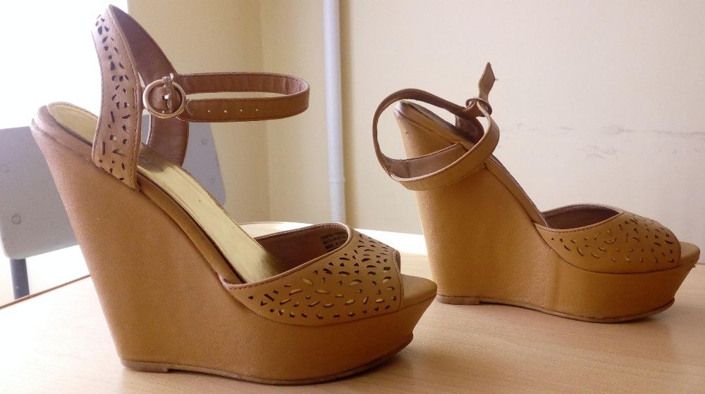 Коричневые босоножки на танкетке