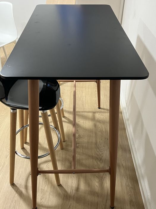 mesa alta com dois bancos