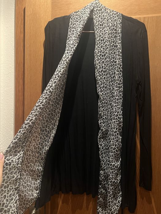 Casaco preto com leopardo