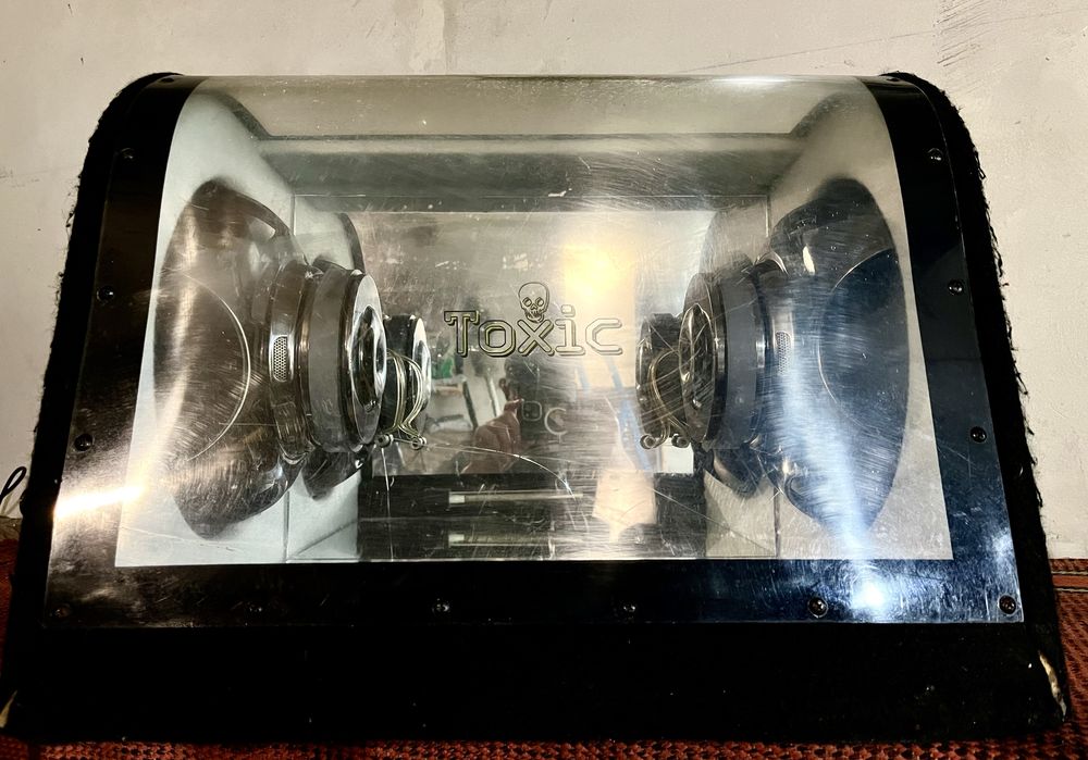 Потужний сабвуфер Toxic та sony підстлювач