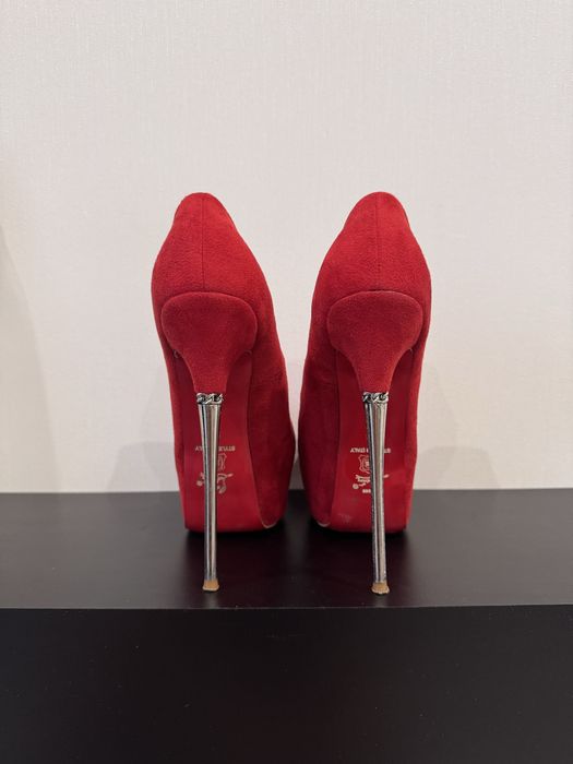 Червоні туфлі на шпильці