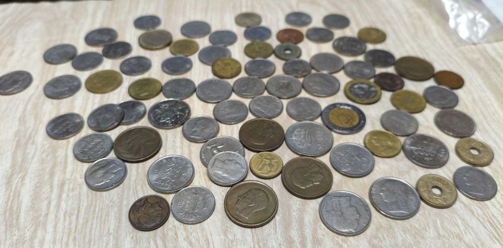 Lote de 75 Moedas Estrangeiras Antigas (Bélgica, Espanha, França e outros)