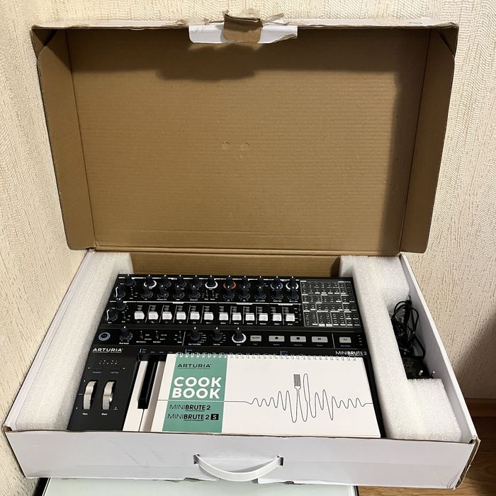 Arturia minibrute 2 аналоговий синтезатор