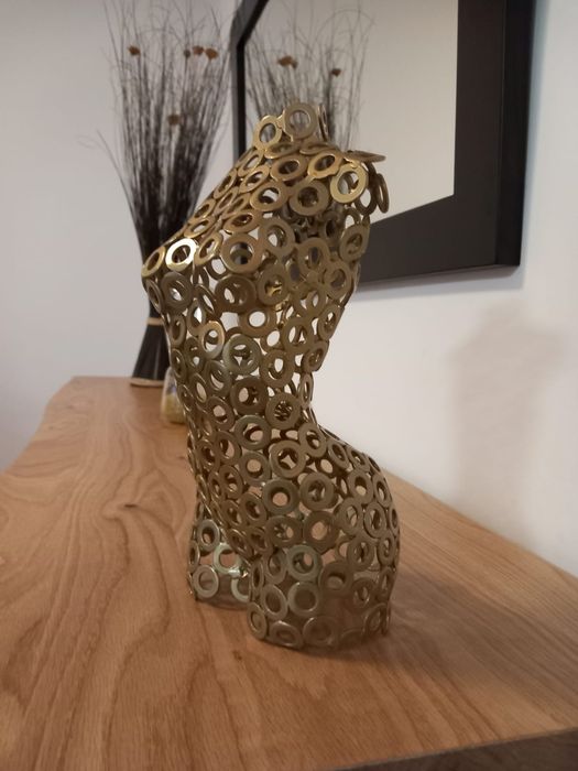 Escultura Feminina em Metal - Arte com Curvas Definidas