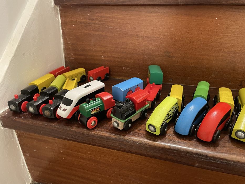 Conjunto de peças de comboios de madeira