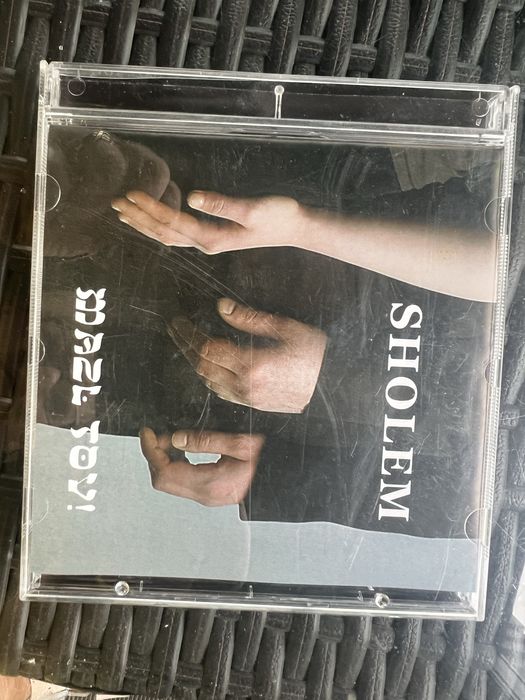 Plyta CD Sholem odtwarzana w domu