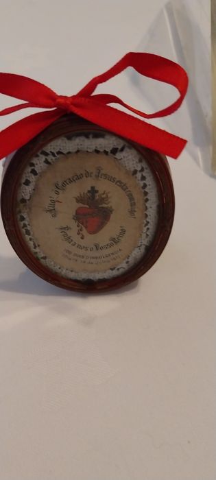 Peça Religiosa Antiga em Latão Pintado – Sagrado Coração de Jesus