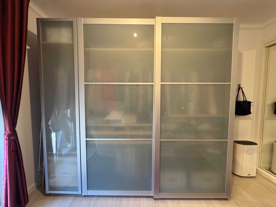Vendo roupeiro com portas de correr IKEA PAX, em efeito carvalho, com 2,5m de largura.