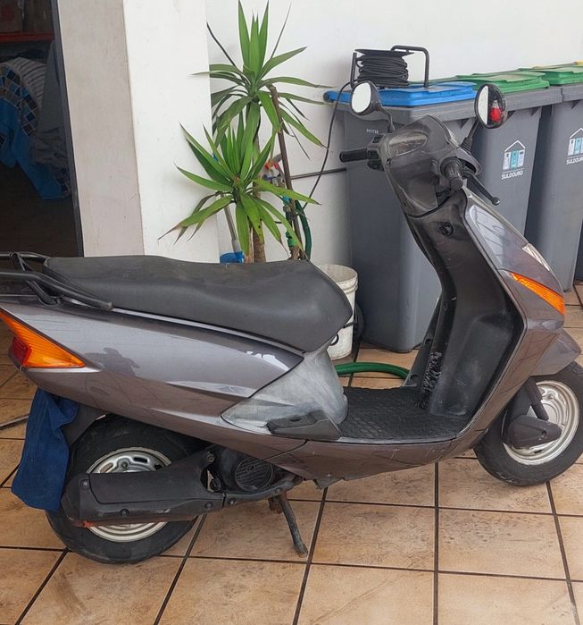 SCOOTER HONDA LEAD 100cc ( a funcionar muito bem MAS É PARA PEÇAS)