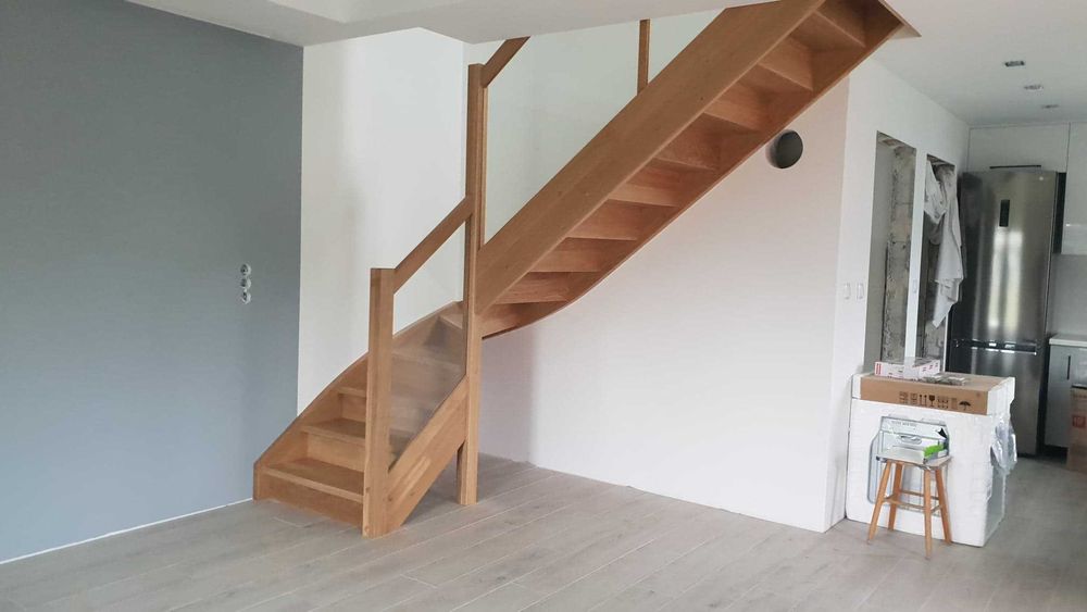 Schody drewniane samonośne z montażem