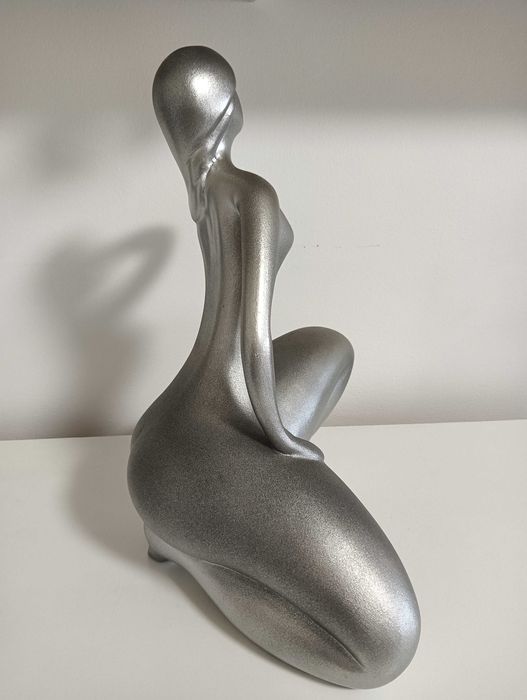 Estatueta Prateada Decorativa – Figura Feminina Abstrata | NEGOCIÁVEL