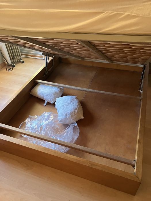 Cama madeira maciça tipo japonesa com colchao e mesa de cabeceira