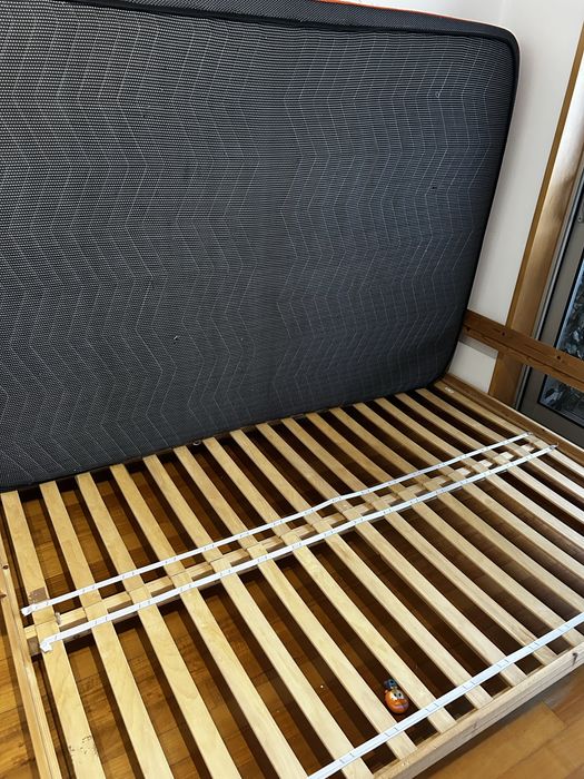 Cama com colchão IKEA madeira