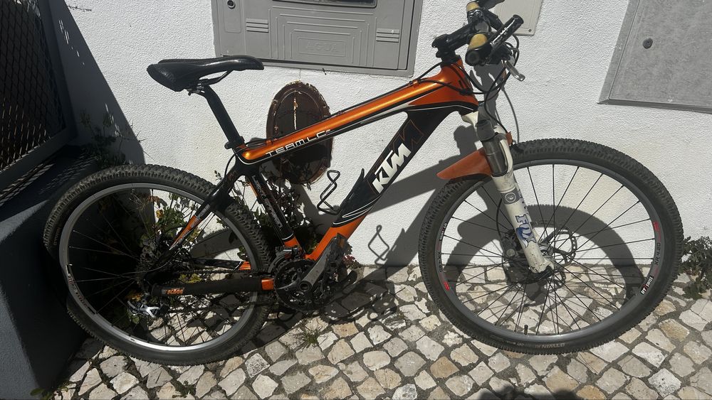 Biclicleta KTM carbono