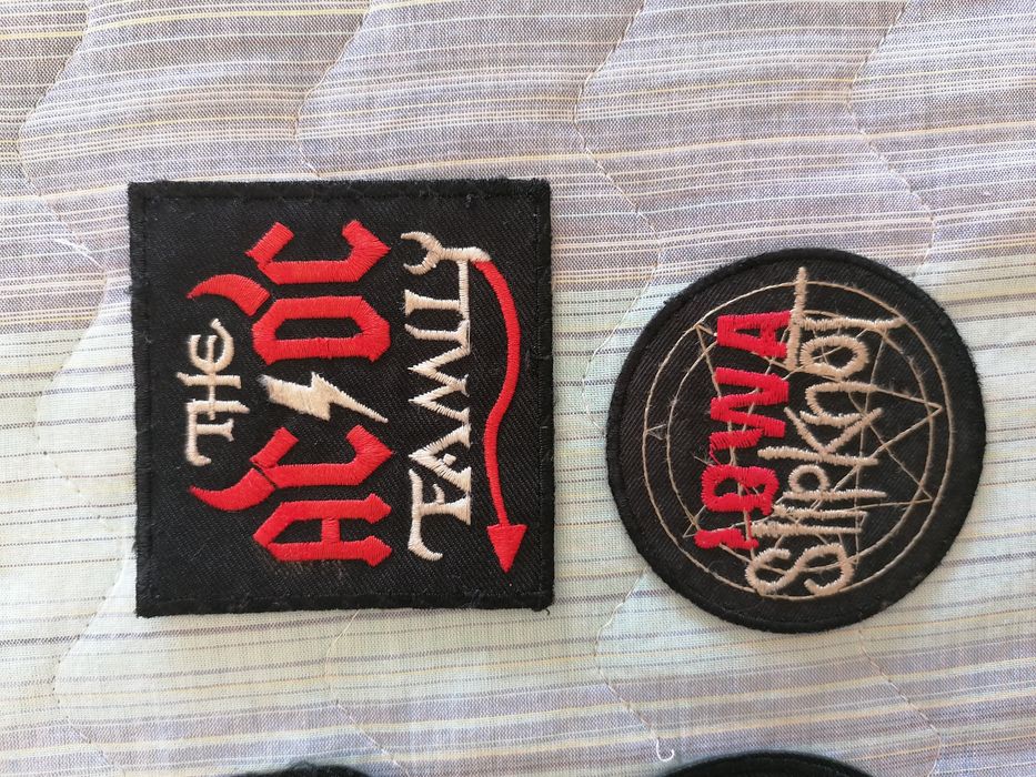 Emblemas de bandas e séries