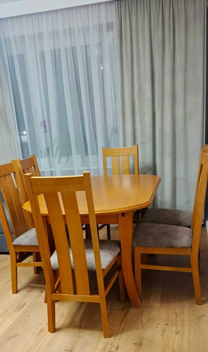 Duży stół rozkładany z krzesłami