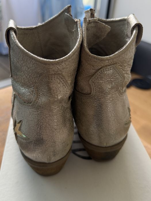 Botins ouvie em pele e couro