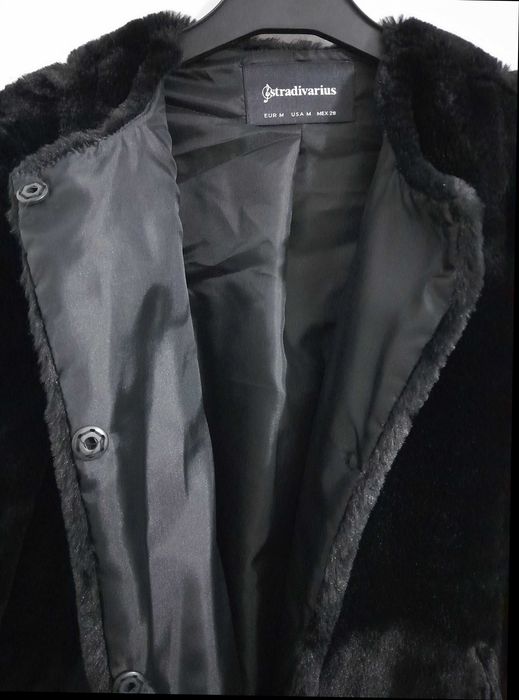 Casaco leve de pêlo sintético preto da Stradivarius T: M