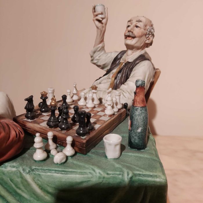 Porcelanowa figura gra w szachy Capodimonte Principe