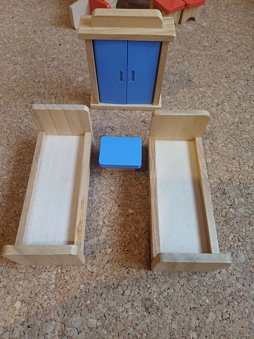 Mobília em madeira para casa de bonecas. Conjunto