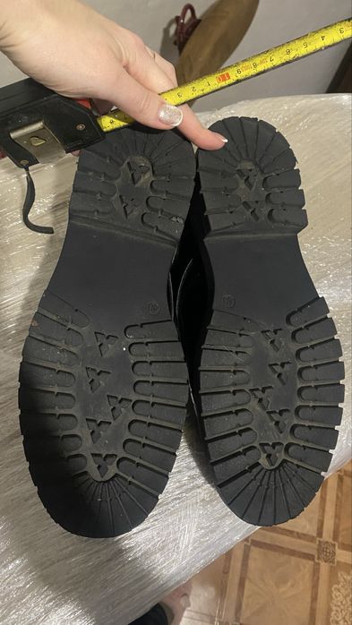 Чорні лаковані туфлі-оксфорди