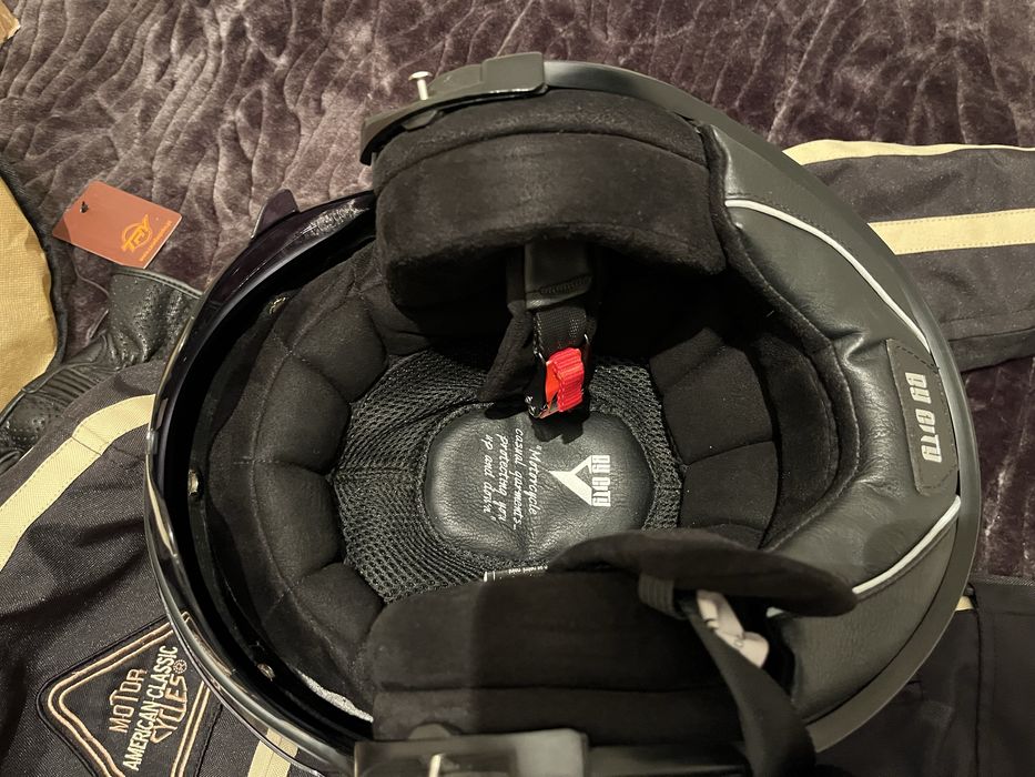 Conjunto capacete casaco e luvas