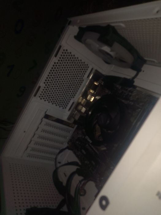 Корпус QUBE, білий, з загартованим склом