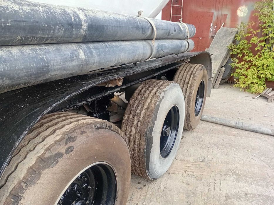 Цементовоз напівпричіп