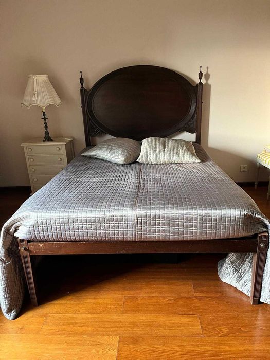 URGENTE: Cama de Casal Estilo Clássico (140cm) – Para desocupar até 20/04
