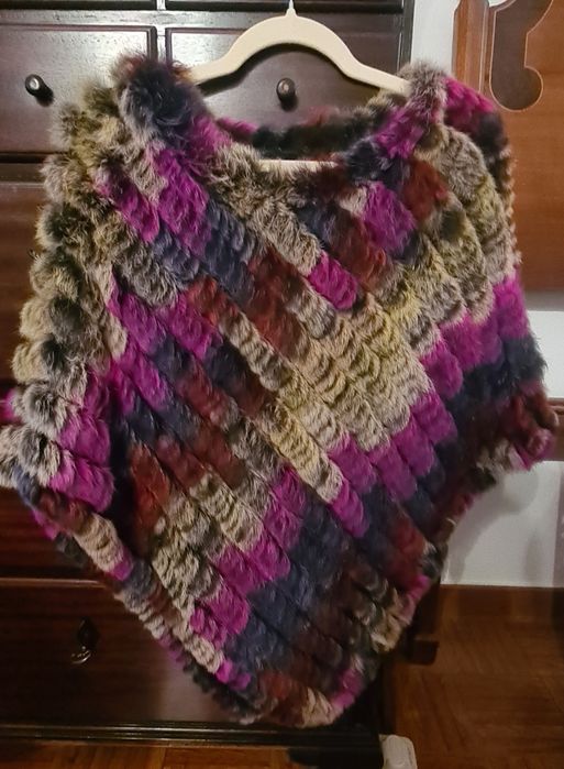 Vendo bonito poncho em pêlo.