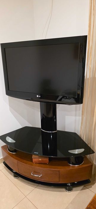 Vendo Suporte de canto para TV  até 55 polegadas com 1 gaveta, poucos riscos, mas em muito bom estado. Preço 40€ e recolha em Castro Marim.