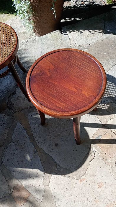 Thonet . Trzy gięte taborety, stołki  - okres PRL. Radomsko