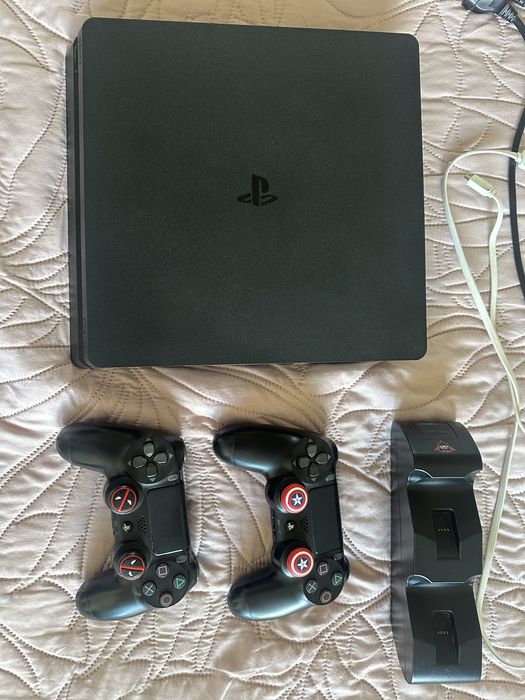 Playstation 4, 1 TB, 2 pady