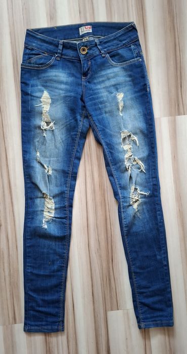 Spodnie Bershka z rozdarciami