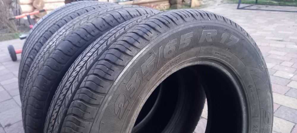 Продам літею резину 235/65/17