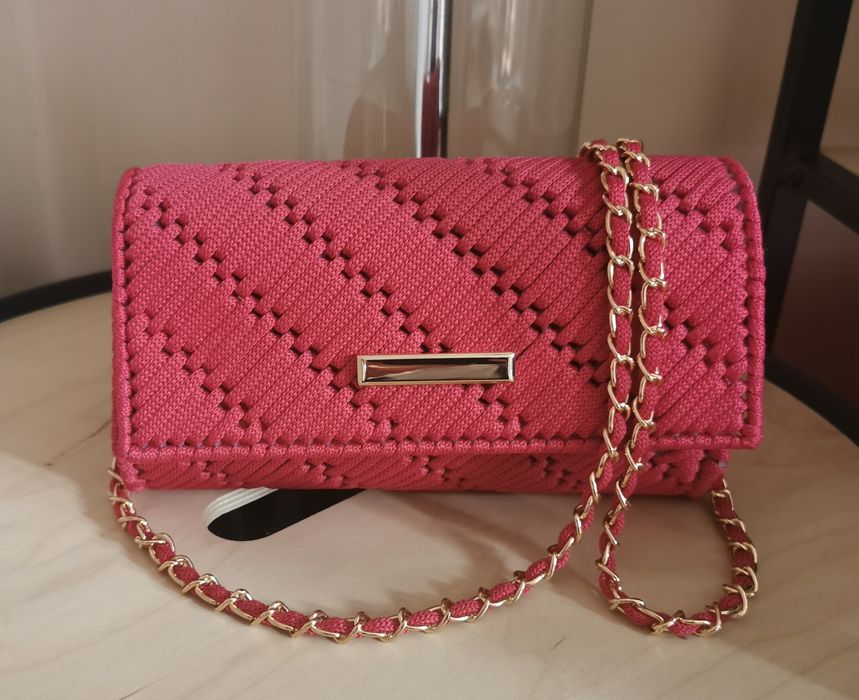 Malinowa kopertówka na kanwie ręcznie robiona